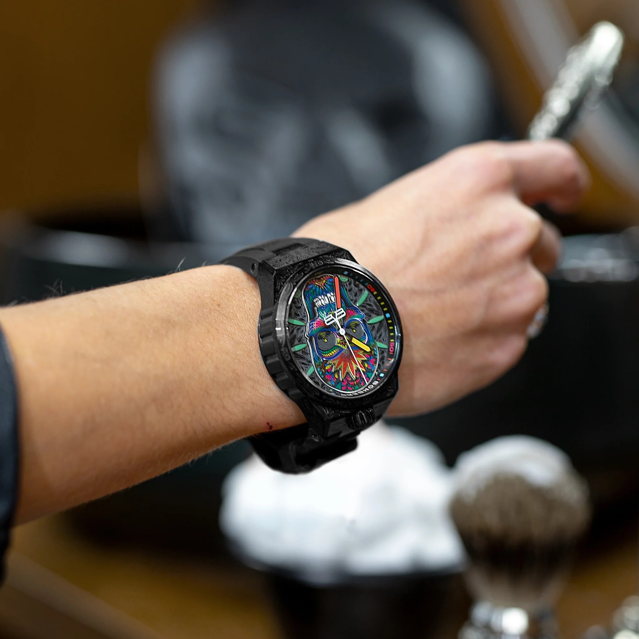 Bomberg  Мужские швейцарские часы, кварцевый механизм, сталь с покрытием, 43мм