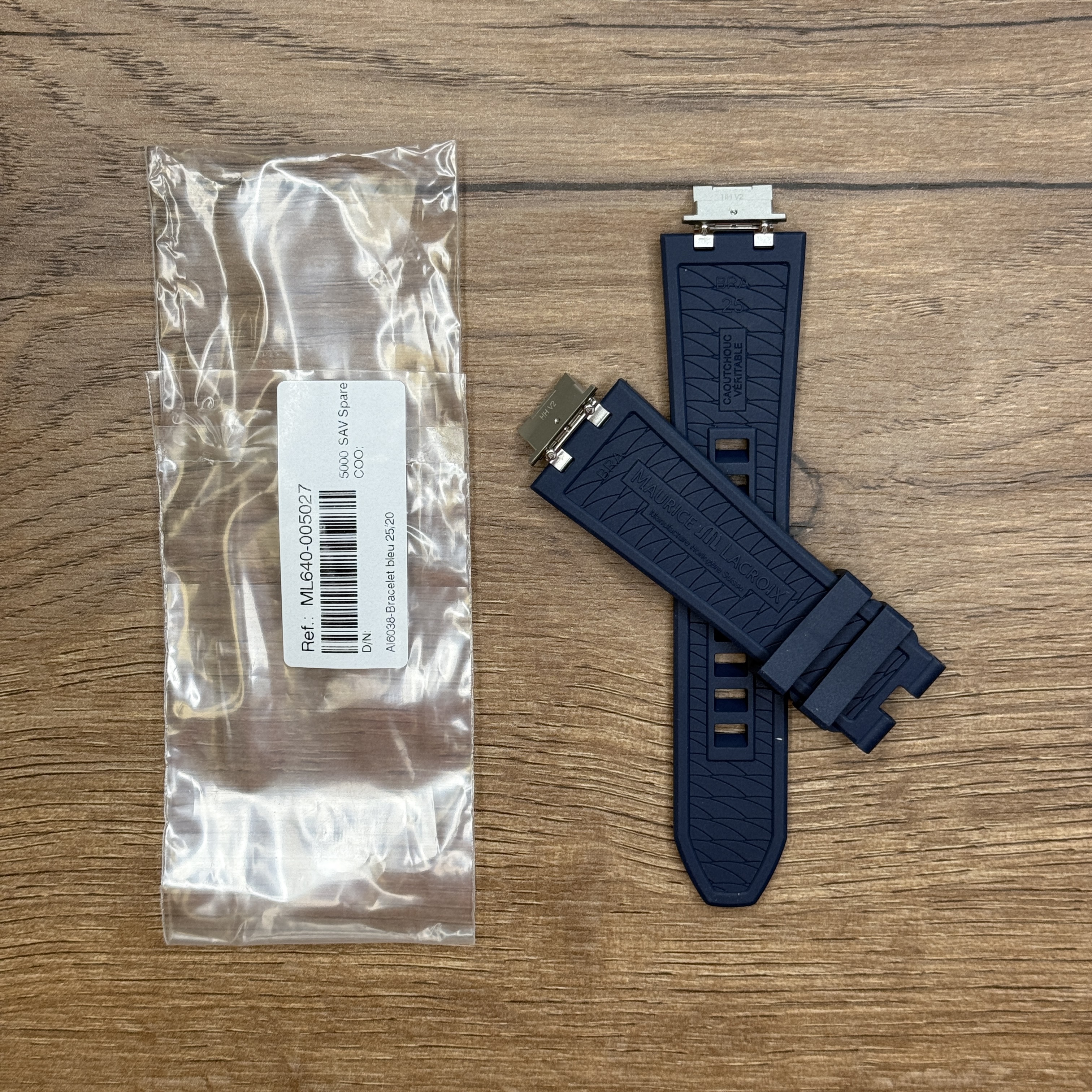 Ремешок для часов Maurice Lacroix из каучука, синий, 25 х 20 мм Каучуковые ремешки идеально подходят для активного образа жизни. Они легче и теплее металлических браслетов, а ощущаются на руке как вторая кожа. Большое преимущество каучука в том, что он не боится воды. У нас присутствуют только высококачественные материалы и оригинальный товар от производителя