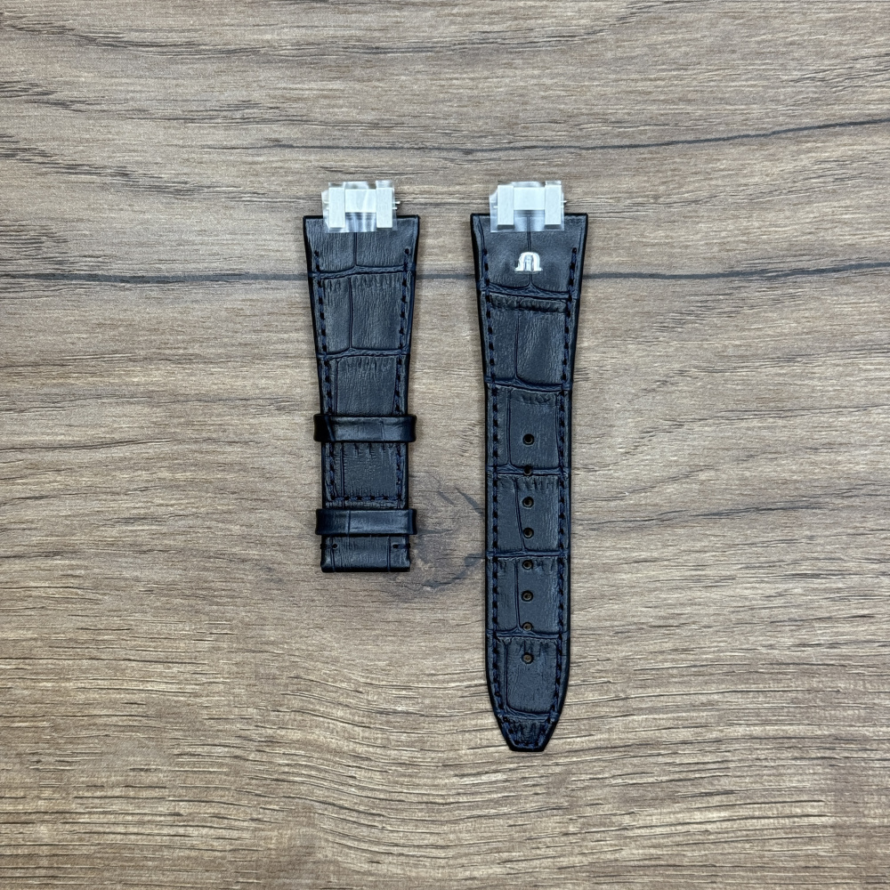 Ремешок для часов Maurice Lacroix, кожаный, синий, имитация аллигатор 24 х18  ML800-005036 Кожаные ремешки - стильные, надёжные и долговечные, способные составить достойную пару часам со стальным корпусом или часам из титана. Аксессуары из кожи не рекомендуется использовать в воде. У нас присутствуют только высококачественные материалы и оригинальный товар от производителя.