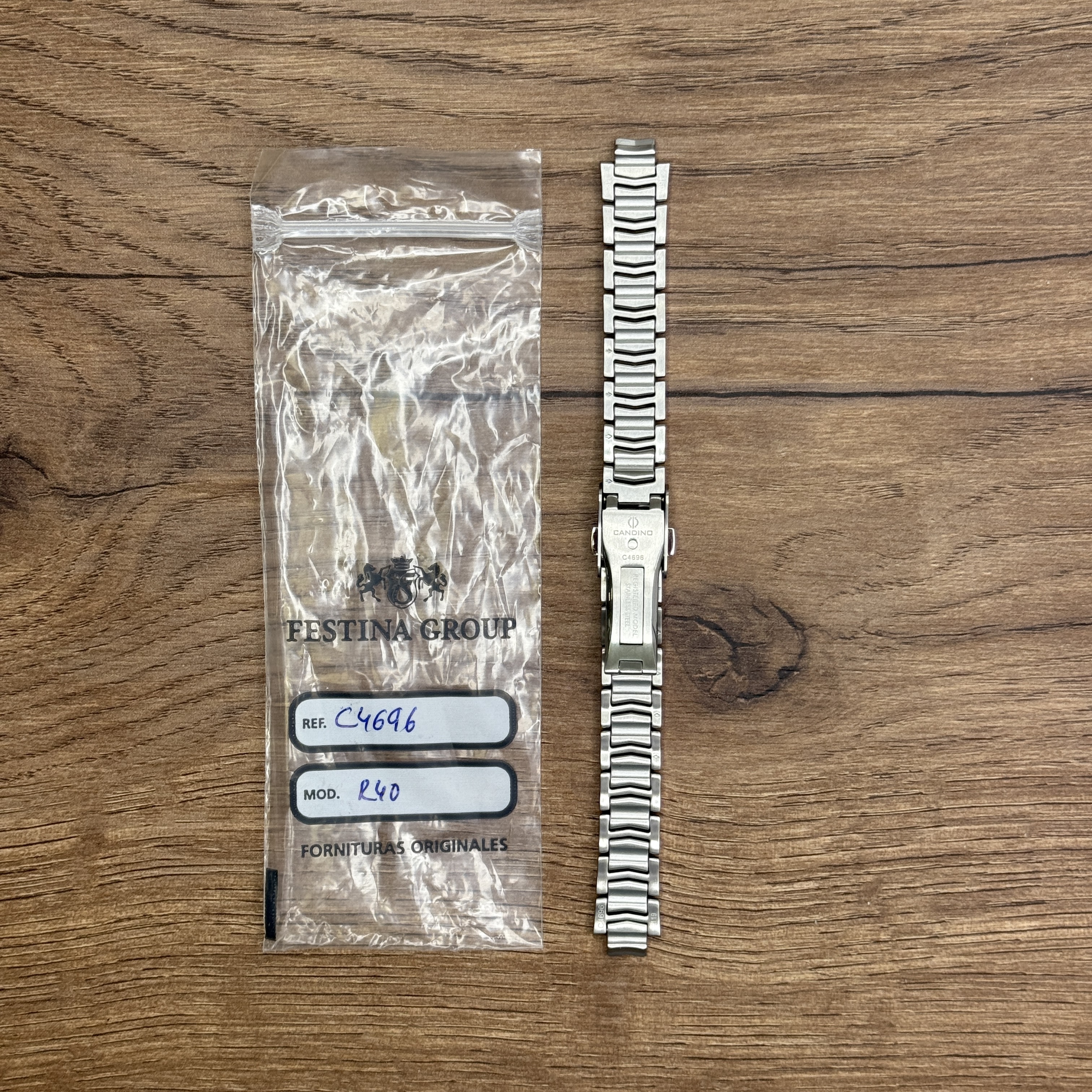 Браслет для часов Candino из нержавеющей стали Главное преимущество металлических браслетов – долговечность и практичность. Браслет всегда можно отдать на полировку и чистку, вернув ему первозданный вид. Также они всегда выглядят более эффектно, так как являются неким продолжением ваших часов. Нержавеющая сталь отличается высокой прочностью к царапинам и износостойкостью. У нас присутствуют только высококачественные материалы и оригинальный товар от производителя. 