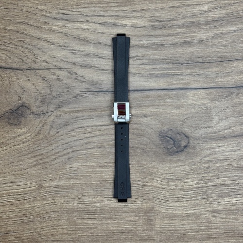 Каучуковый ремешок для часов Oris черного цвета, с клипсой Каучуковые ремешки идеально подходят для активного образа жизни. Они легче и теплее металлических браслетов, а ощущаются на руке как вторая кожа. Большое преимущество каучука в том, что он не боится воды. У нас присутствуют только высококачественные материалы и оригинальный товар от производителя.
