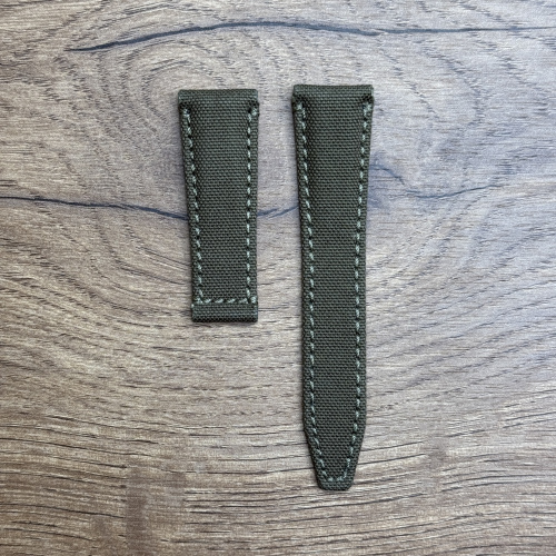 Ремешок для часов Oris из кожи с текстильной обработкой, зелёный, без застежки Кожаные ремешки - стильные, надёжные и долговечные, способные составить достойную пару часам со стальным корпусом или часам из титана. Аксессуары из кожи не рекомендуется использовать в воде. У нас присутствуют только высококачественные материалы и оригинальный товар от производителя.