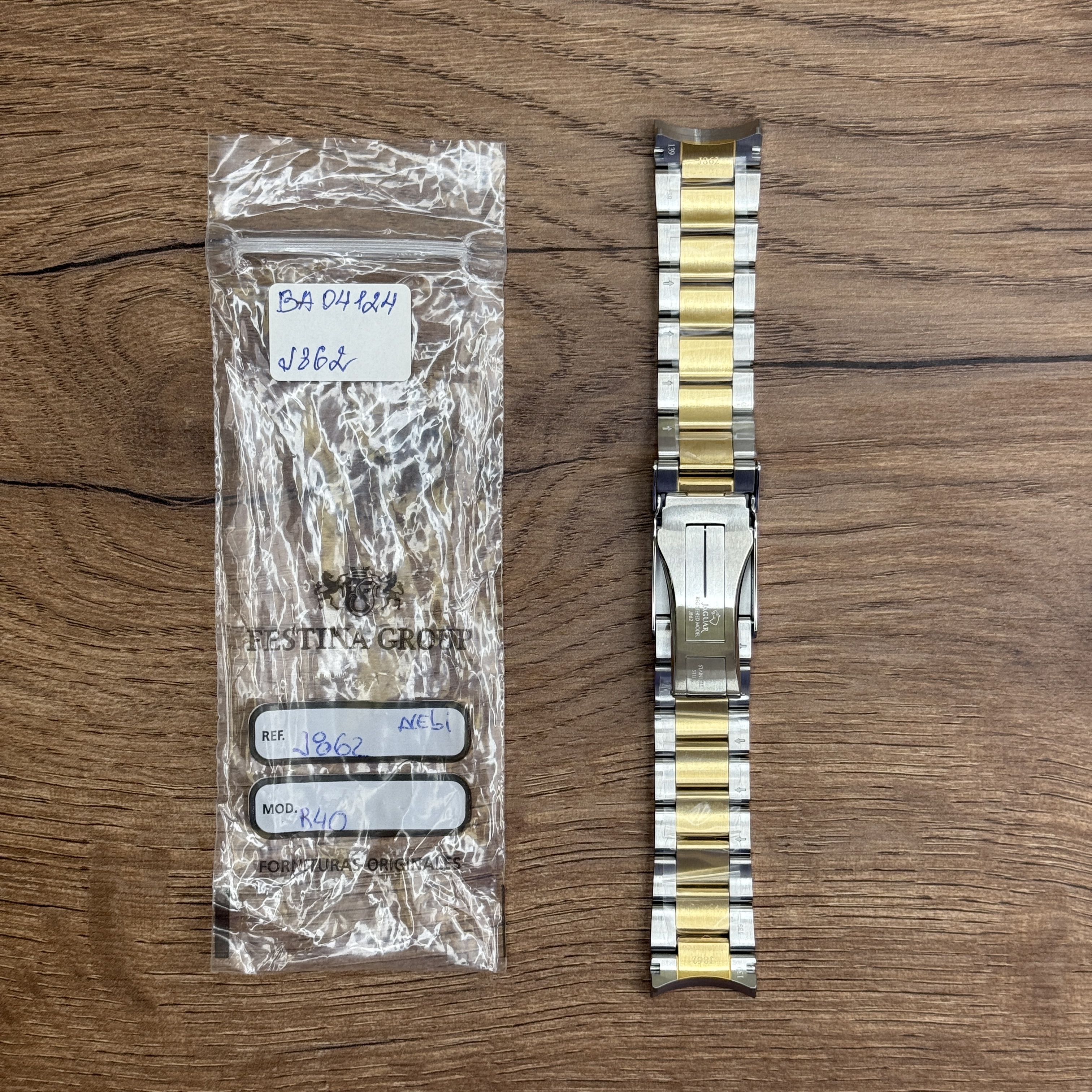 Браслет для часов Jaguar из нержвеющей стали, для J862 Главное преимущество металлических браслетов – долговечность и практичность. Браслет всегда можно отдать на полировку и чистку, вернув ему первозданный вид. Также они всегда выглядят более эффектно, так как являются неким продолжением ваших часов. Нержавеющая сталь отличается высокой прочностью к царапинам и износостойкостью. У нас присутствуют только высококачественные материалы и оригинальный товар от производителя