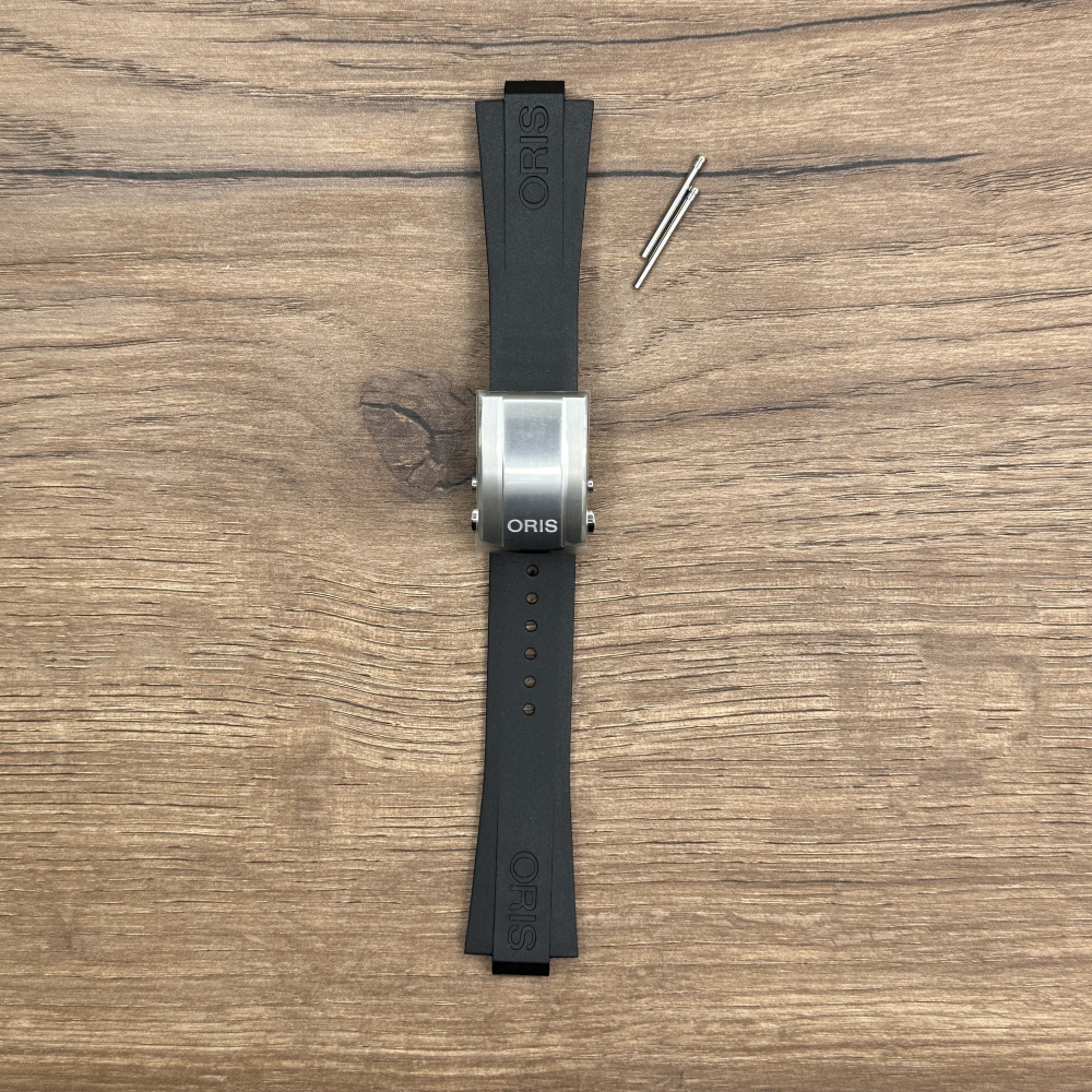 Ремешок дя часов Oris из каучука, с клипсой Подходит для Oris Aquis GMT Date.
Каучуковые ремешки идеально подходят для активного образа жизни. Они легче и теплее металлических браслетов, а ощущаются на руке как вторая кожа. Большое преимущество каучука в том, что он не боится воды. У нас присутствуют только высококачественные материалы и оригинальный товар от производителя. Oris Aquis GMT Date 7754, 7730, 7733