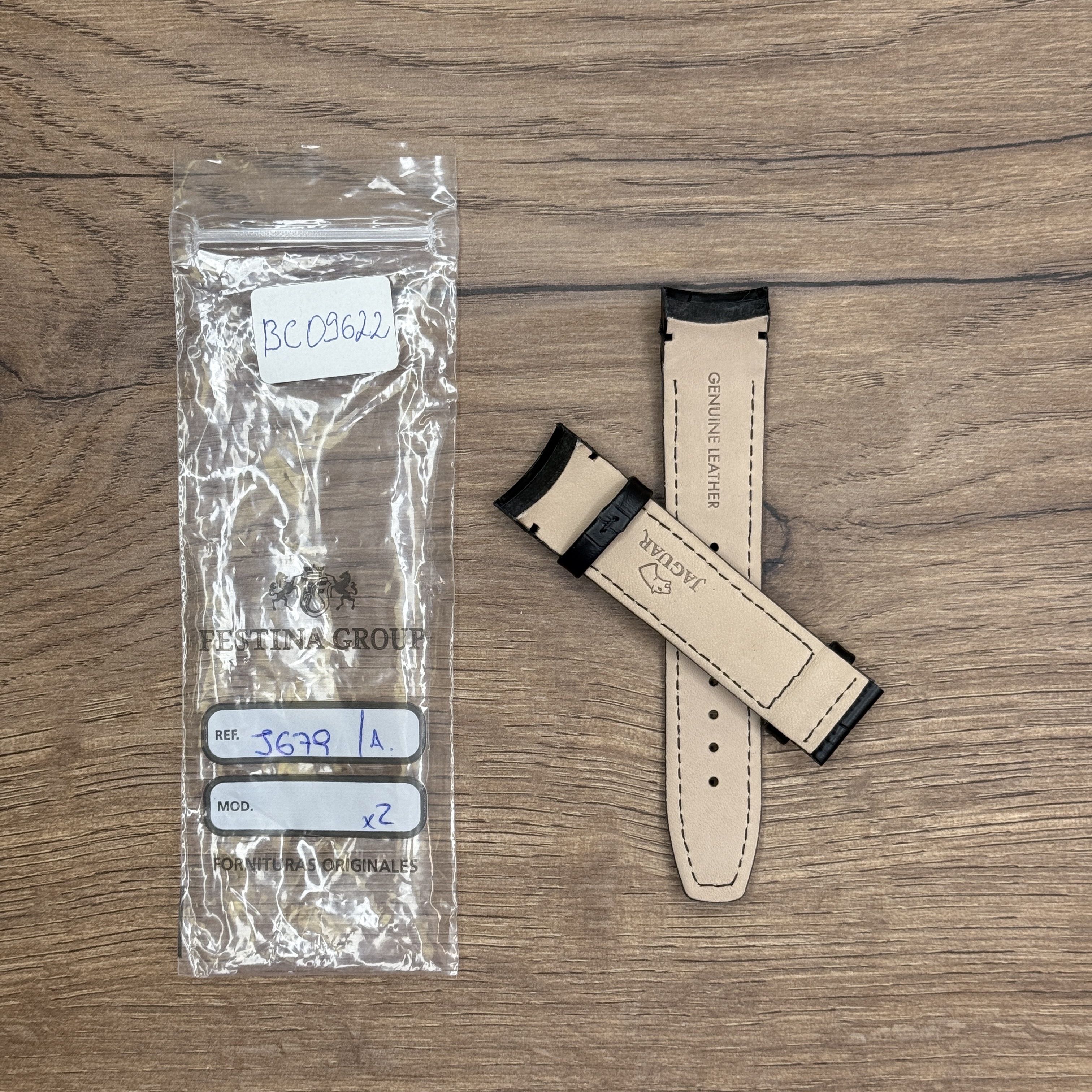 Ремешок для часов Jaguar из натуральной кожи, черный, для J679/A Кожаные ремешки - стильные, надёжные и долговечные, способные составить достойную пару часам со стальным корпусом или часам из титана. Аксессуары из кожи не рекомендуется использовать в воде. У нас присутствуют только высококачественные материалы и оригинальный товар от производителя