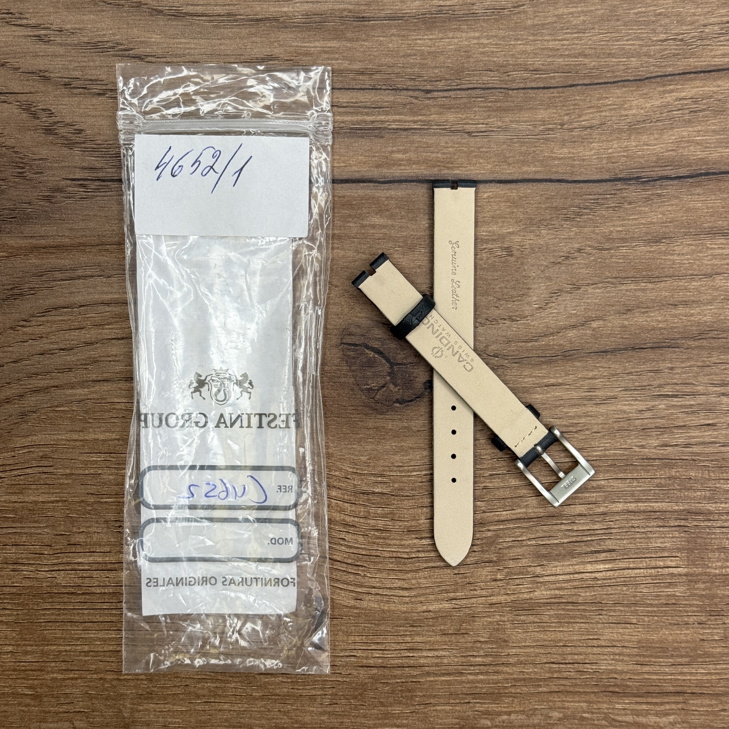 Ремешок для часов Candino из натуральной кожи, серый Кожаные ремешки - стильные, надёжные и долговечные, способные составить достойную пару часам со стальным корпусом или часам из титана. Аксессуары из кожи не рекомендуется использовать в воде. У нас присутствуют только высококачественные материалы и оригинальный товар от производителя.