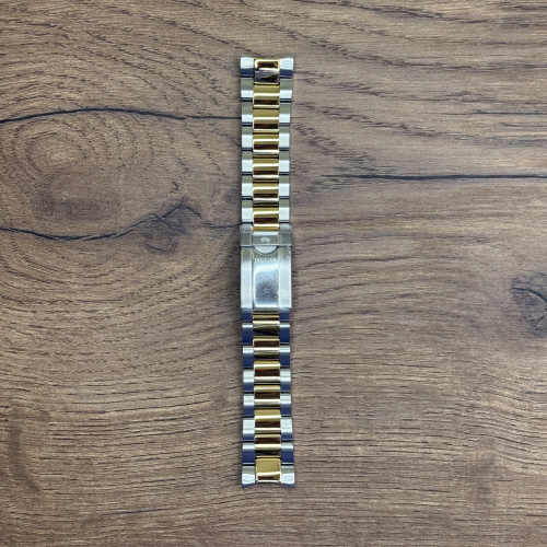 Браслет для часов Jaguar из нержвеющей стали, для J862 Главное преимущество металлических браслетов – долговечность и практичность. Браслет всегда можно отдать на полировку и чистку, вернув ему первозданный вид. Также они всегда выглядят более эффектно, так как являются неким продолжением ваших часов. Нержавеющая сталь отличается высокой прочностью к царапинам и износостойкостью. У нас присутствуют только высококачественные материалы и оригинальный товар от производителя