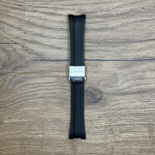 Ремешок для часов ORIS из каучука, черный, со стальной клипсой Каучуковые ремешки идеально подходят для активного образа жизни. Они легче и теплее металлических браслетов, а ощущаются на руке как вторая кожа. Большое преимущество каучука в том, что он не боится воды. У нас присутствуют только высококачественные материалы и оригинальный товар от производителя.
