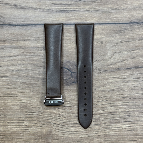 Ремешок для часов Oris из натуральной кожи, темно-коричневый Кожаные ремешки - стильные, надёжные и долговечные, способные составить достойную пару часам со стальным корпусом или часам из титана. Аксессуары из кожи не рекомендуется использовать в воде. У нас присутствуют только высококачественные материалы и оригинальный товар от производителя.