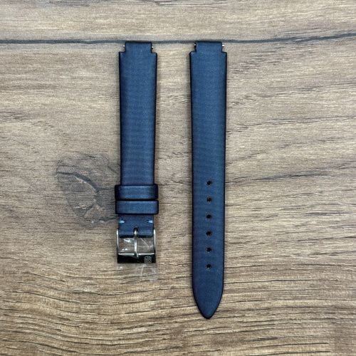 Ремешок для часов Frederique Constant из сатина, темно-синий, 14 мм Сатиновые ремешки для часов универсальны и подходят как для повседневной носки, так и для вечерних выходов. Сатин - материал деликатный и при правильном и аккуратном обращении будет долго вас радовать, а его блеск придавать часам изысканный вид. Ремешки из сатина мягкие и гипоаллергенные, они не вызывают раздражения и комфортны при длительном ношении. У нас присутствуют только высококачественные материалы и оригинальный товар от производителя.
