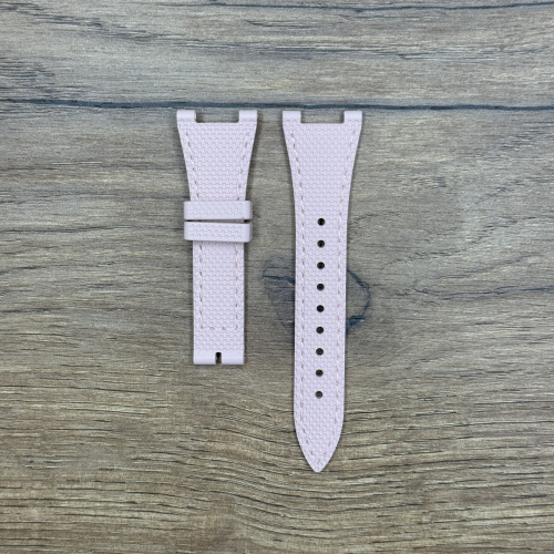 Ремешок для часов Frederique Constant, каучук, розовый Каучуковые ремешки идеально подходят для активного образа жизни. Они легче и теплее металлических браслетов, а ощущаются на руке как вторая кожа. Большое преимущество каучука в том, что он не боится воды. У нас присутствуют только высококачественные материалы и оригинальный товар от производителя