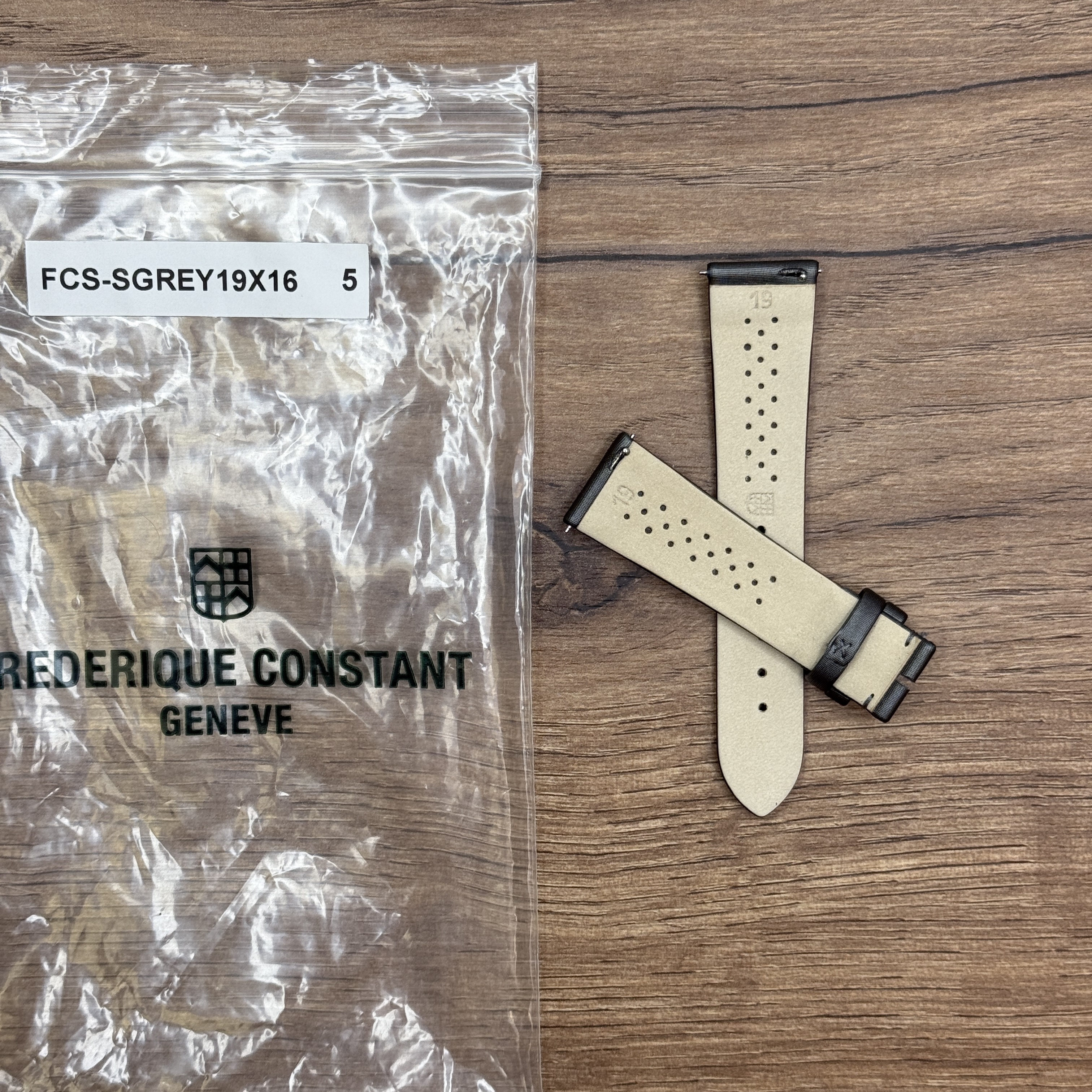 Ремешок для часов Frederique Constant из сатина, серый, 19 х16  Сатиновые ремешки для часов универсальны и подходят как для повседневной носки, так и для вечерних выходов. Сатин - материал деликатный и при правильном и аккуратном обращении будет долго вас радовать, а его блеск придавать часам изысканный вид. Ремешки из сатина мягкие и гипоаллергенные, они не вызывают раздражения и комфортны при длительном ношении. У нас присутствуют только высококачественные материалы и оригинальный товар от производителя.
