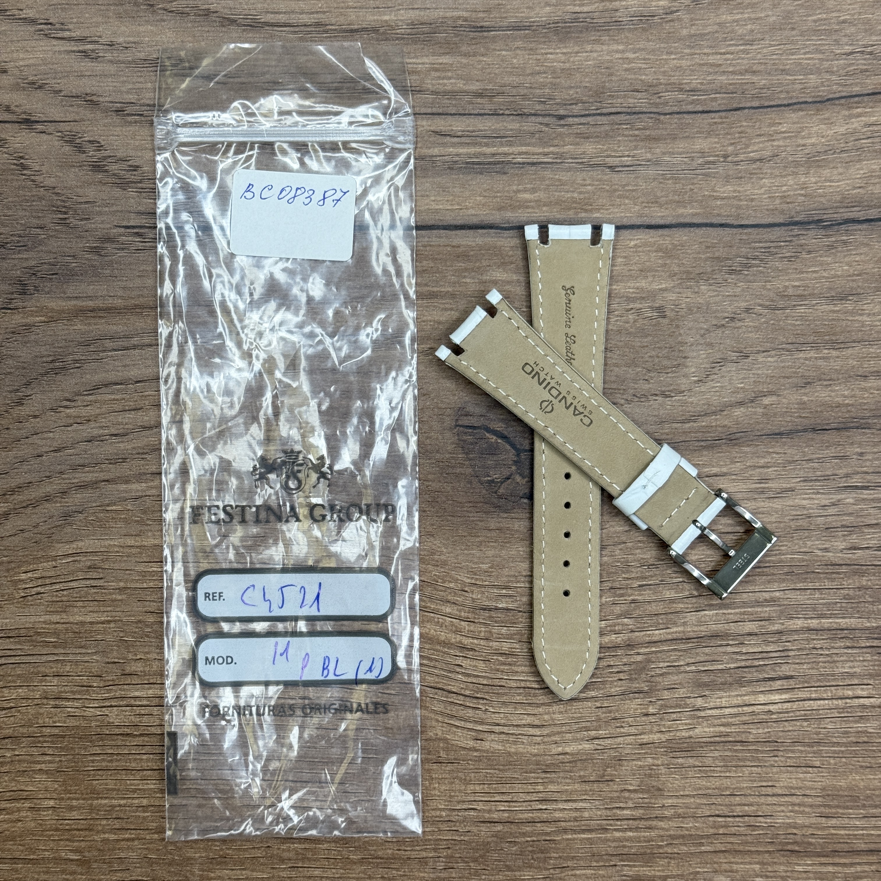 Ремешок для часов Candino из кожи, белый, C4521/1 Кожаные ремешки - стильные, надёжные и долговечные, способные составить достойную пару часам со стальным корпусом или часам из титана. Аксессуары из кожи не рекомендуется использовать в воде. У нас присутствуют только высококачественные материалы и оригинальный товар от производителя.