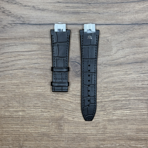 Ремешок для часов Maurice Lacroix из кожи теленка, черный, 26/20 мм Кожаные ремешки - стильные, надёжные и долговечные, способные составить достойную пару часам со стальным корпусом или часам из титана. Аксессуары из кожи не рекомендуется использовать в воде. У нас присутствуют только высококачественные материалы и оригинальный товар от производителя.
