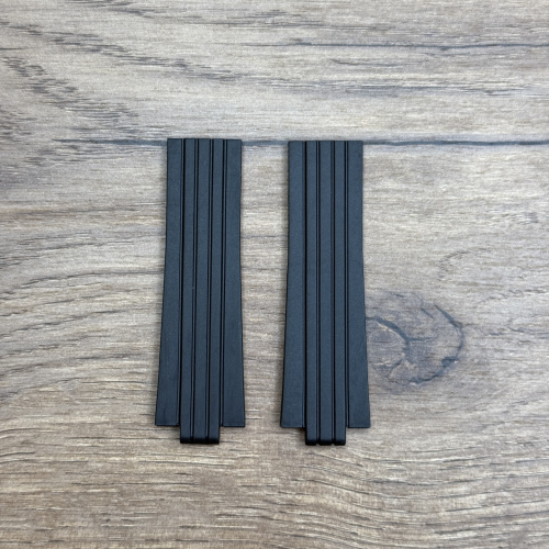 Ремешок для часов Oris из каучука, черный, без клипсы Каучуковые ремешки идеально подходят для активного образа жизни. Они легче и теплее металлических браслетов, а ощущаются на руке как вторая кожа. Большое преимущество каучука в том, что он не боится воды. У нас присутствуют только высококачественные материалы и оригинальный товар от производителя.