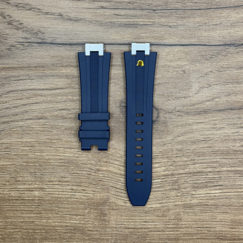 Ремешок для часов Maurice Lacroix из каучука, синий, 25 x 20 Каучуковые ремешки идеально подходят для активного образа жизни. Они легче и теплее металлических браслетов, а ощущаются на руке как вторая кожа. Большое преимущество каучука в том, что он не боится воды. У нас присутствуют только высококачественные материалы и оригинальный товар от производителя