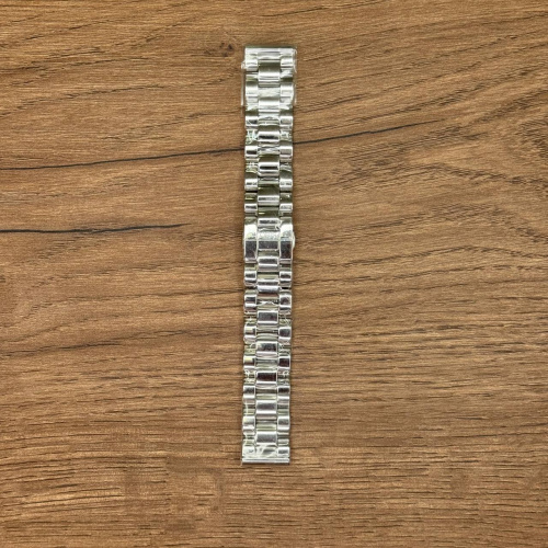 Браслет для часов Oris из нержавеющей стали Главное преимущество металлических браслетов – долговечность и практичность. Браслет всегда можно отдать на полировку и чистку, вернув ему первозданный вид. Также они всегда выглядят более эффектно, так как являются неким продолжением ваших часов. Нержавеющая сталь отличается высокой прочностью к царапинам и износостойкостью. У нас присутствуют только высококачественные материалы и оригинальный товар от производителя. 