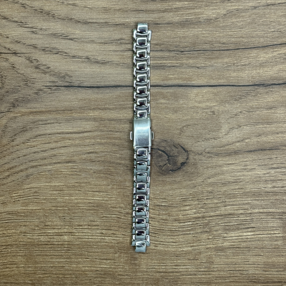 Браслет для часов Candino из нержавеющей стали C4696/40 METAL BAND Главное преимущество металлических браслетов – долговечность и практичность. Браслет всегда можно отдать на полировку и чистку, вернув ему первозданный вид. Также они всегда выглядят более эффектно, так как являются неким продолжением ваших часов. Нержавеющая сталь отличается высокой прочностью к царапинам и износостойкостью. У нас присутствуют только высококачественные материалы и оригинальный товар от производителя. 