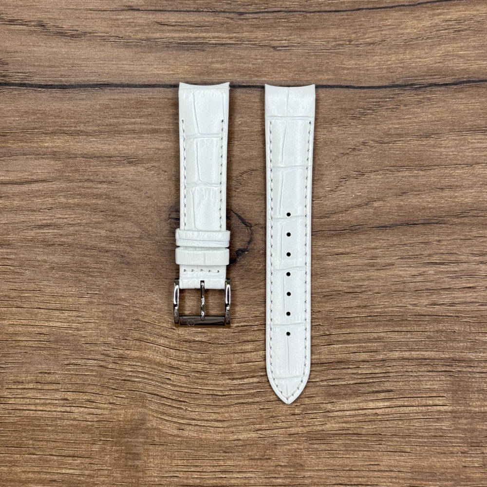 Ремешок для часов Candino, натуральная кожа, белый C4721/1 STRAP Кожаные ремешки - стильные, надёжные и долговечные, способные составить достойную пару часам со стальным корпусом или часам из титана. Аксессуары из кожи не рекомендуется использовать в воде. У нас присутствуют только высококачественные материалы и оригинальный товар от производителя.