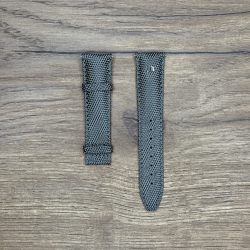 Ремешок для часов Maurice Lacroix из нейлона, серый, 21/18 мм Текстильные ремешки обеспечивают комфорт за счет своего небольшого веса. Они не утяжеляют запястье, пропускают воздух, а также очень практичны и легки в уходе. У нас присутствуют только высококачественные материалы и оригинальный товар от производителя.