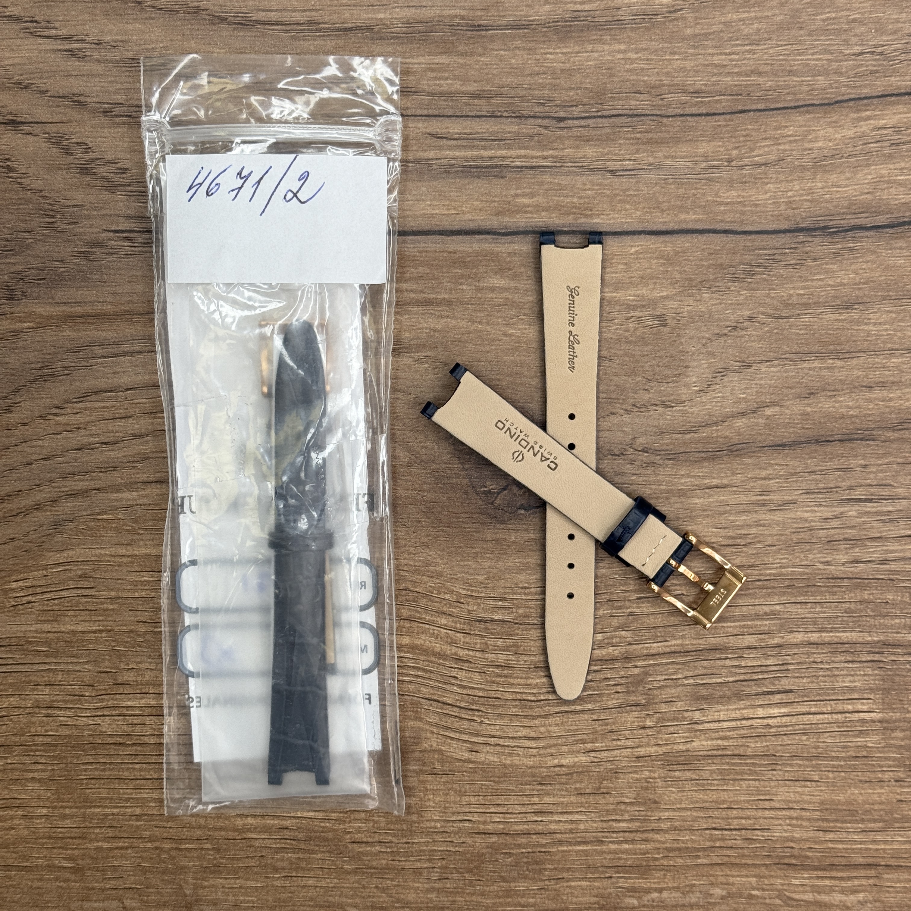 Ремешок для часов Candino из натуральной кожи, синий Кожаные ремешки - стильные, надёжные и долговечные, способные составить достойную пару часам со стальным корпусом или часам из титана. Аксессуары из кожи не рекомендуется использовать в воде. У нас присутствуют только высококачественные материалы и оригинальный товар от производителя.