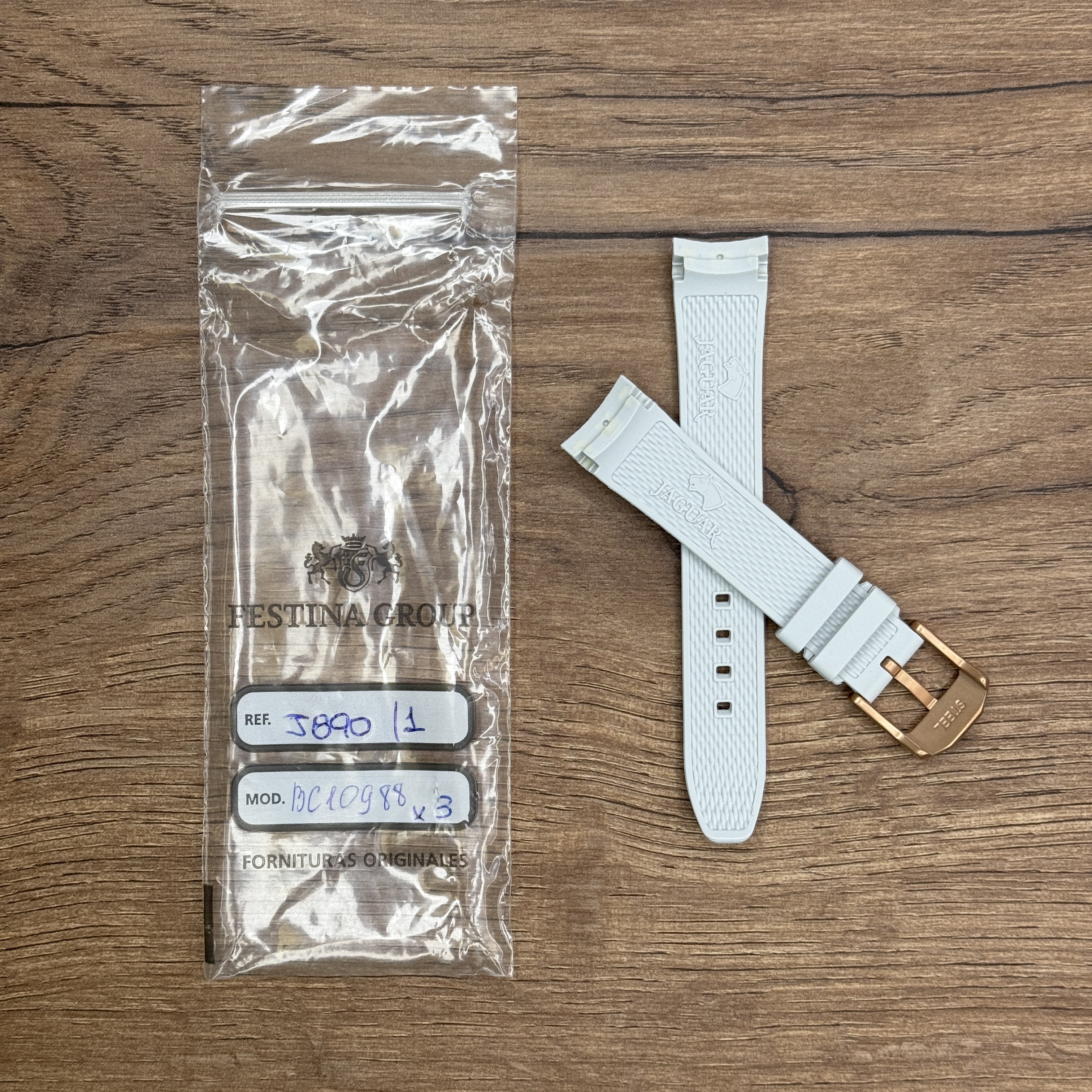 Ремешок для часов Jaguar из каучука, светло-серый, для J890 Каучуковые ремешки идеально подходят для активного образа жизни. Они легче и теплее металлических браслетов, а ощущаются на руке как вторая кожа. Большое преимущество каучука в том, что он не боится воды. У нас присутствуют только высококачественные материалы и оригинальный товар от производителя.