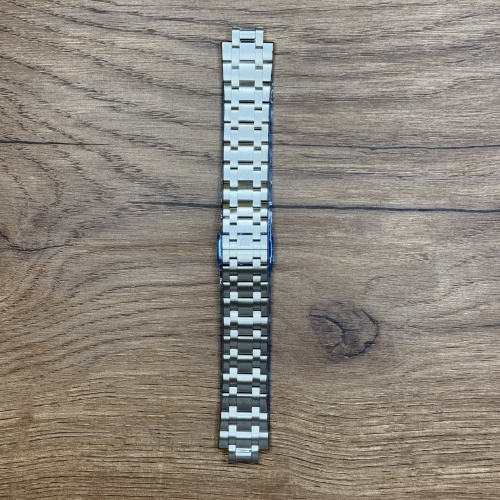 Браслет для часов Maurice Lacroix, нержавеющая сталь, 22/20 Подходит для часов Aikon AI1008. 
Главное преимущество металлических браслетов – долговечность и практичность. Браслет всегда можно отдать на полировку и чистку, вернув ему первозданный вид. Также они всегда выглядят более эффектно, так как являются неким продолжением ваших часов. Нержавеющая сталь отличается высокой прочностью к царапинам и износостойкостью.
У нас присутствуют только высококачественные материалы и оригинальный товар от производителя. 
