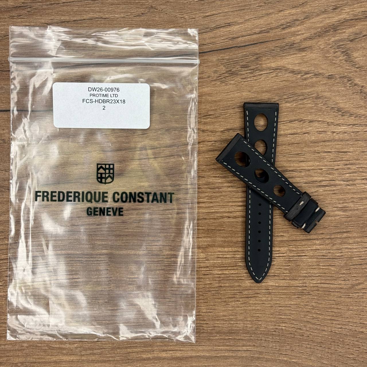 Ремешок для часов Frederique Constant из кожи теленка, темно-коричневый, 23 мм Кожаные ремешки - стильные, надёжные и долговечные, способные составить достойную пару часам со стальным корпусом или часам из титана. Аксессуары из кожи не рекомендуется использовать в воде. У нас присутствуют только высококачественные материалы и оригинальный товар от производителя.