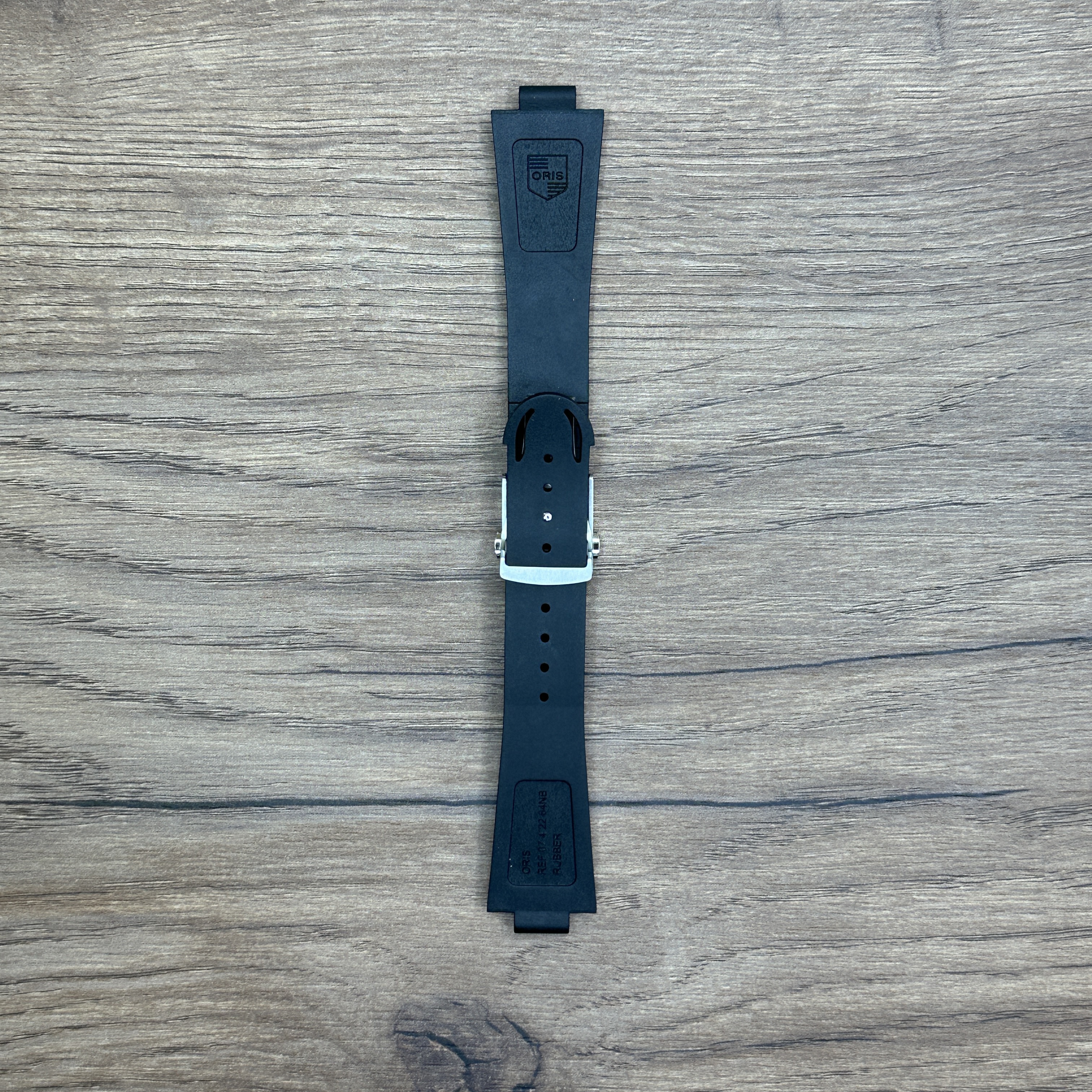 Ремешок для часов ORIS, оригинальный с застежкой из нержавеющей стали  Для часов ОРИС 7766 
Ширина застежки 16 мм, обхват руки ок. 130 - 195 мм,
Каучуковые ремешки идеально подходят для активного образа жизни. Они легче и теплее металлических браслетов, а ощущаются на руке как вторая кожа. Большое преимущество каучука в том, что он не боится воды. 
У нас присутствуют только высококачественные материалы и оригинальный товар от производителя. 
