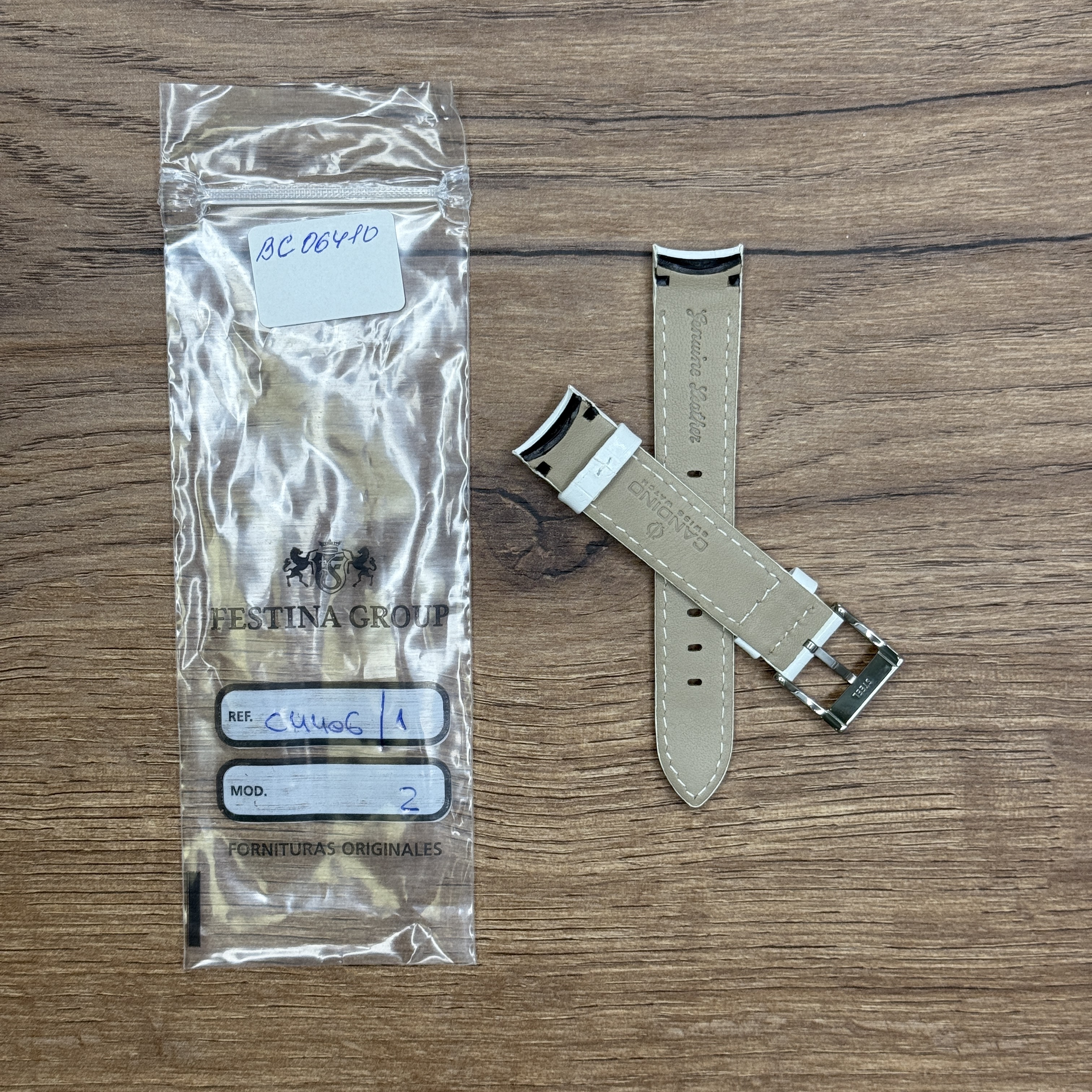 ремень для наручных часов, натуральная кожа, белый  Кожаные ремешки - стильные, надёжные и долговечные, способные составить достойную пару часам со стальным корпусом или часам из титана. Аксессуары из кожи не рекомендуется использовать в воде. У нас присутствуют только высококачественные материалы и оригинальный товар от производителя.