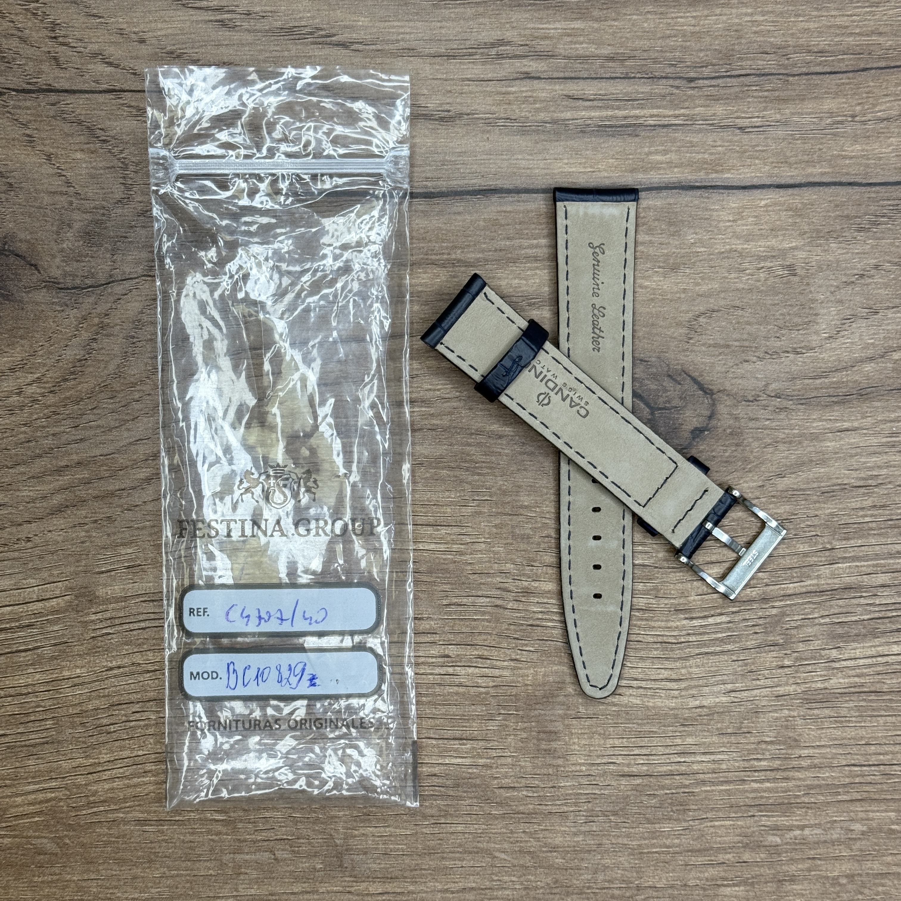 Ремешок для часов Candino из натуральной кожи, синий Кожаные ремешки - стильные, надёжные и долговечные, способные составить достойную пару часам со стальным корпусом или часам из титана. Аксессуары из кожи не рекомендуется использовать в воде. У нас присутствуют только высококачественные материалы и оригинальный товар от производителя.