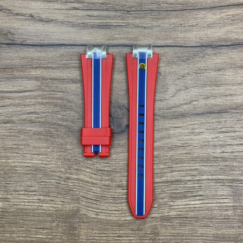 Ремешок для часов Maurice Lacroix из каучука, красный/белый/синий,  24/18 мм Каучуковые ремешки идеально подходят для активного образа жизни. Они легче и теплее металлических браслетов, а ощущаются на руке как вторая кожа. Большое преимущество каучука в том, что он не боится воды. У нас присутствуют только высококачественные материалы и оригинальный товар от производителя
