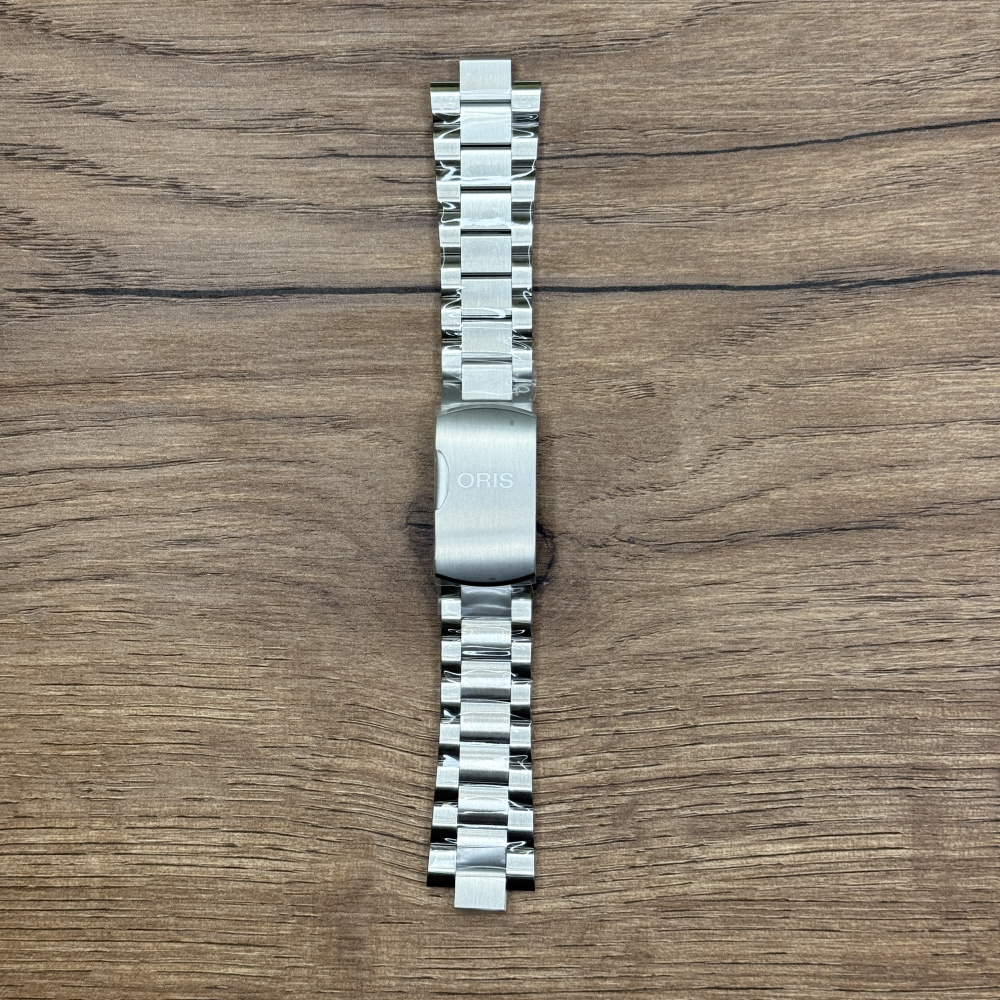 Браслет для часов Oris из нержавеющей стали
проверяй концевики 07 8 22 19 Главное преимущество металлических браслетов – долговечность и практичность. Браслет всегда можно отдать на полировку и чистку, вернув ему первозданный вид. Также они всегда выглядят более эффектно, так как являются неким продолжением ваших часов. Нержавеющая сталь отличается высокой прочностью к царапинам и износостойкостью. У нас присутствуют только высококачественные материалы и оригинальный товар от производителя. 