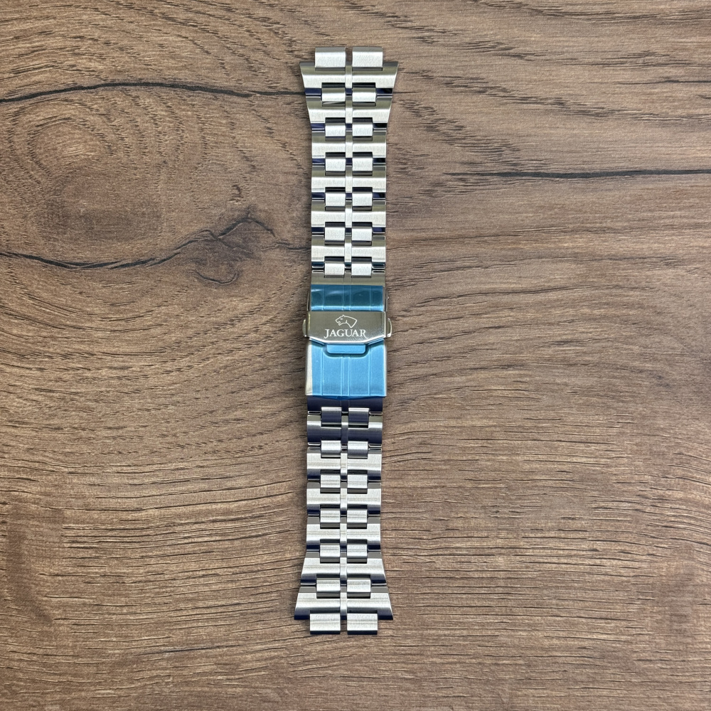 Браслет для часов Jaguar из нержавеющей стали, для J641 BA02907 Главное преимущество металлических браслетов – долговечность и практичность. Браслет всегда можно отдать на полировку и чистку, вернув ему первозданный вид. Также они всегда выглядят более эффектно, так как являются неким продолжением ваших часов. Нержавеющая сталь отличается высокой прочностью к царапинам и износостойкостью. У нас присутствуют только высококачественные материалы и оригинальный товар от производителя
