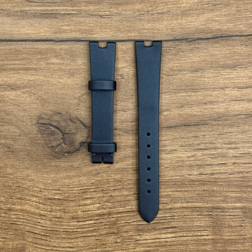 Ремешок для часов Frederique Constant из сатина, темно-синий, 15 x12 Сатиновые ремешки для часов универсальны и подходят как для повседневной носки, так и для вечерних выходов. Сатин - материал деликатный и при правильном и аккуратном обращении будет долго вас радовать, а его блеск придавать часам изысканный вид. Ремешки из сатина мягкие и гипоаллергенные, они не вызывают раздражения и комфортны при длительном ношении. У нас присутствуют только высококачественные материалы и оригинальный товар от производителя.