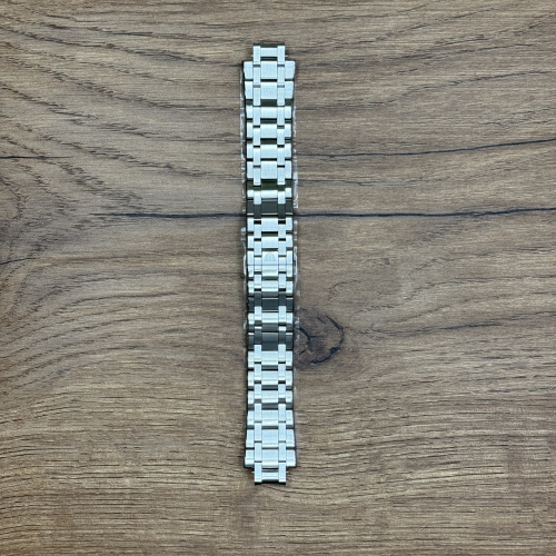 Браслет для часов Maurice Lacroix AI1018, нержавеющая сталь Главное преимущество металлических браслетов – долговечность и практичность. Браслет всегда можно отдать на полировку и чистку, вернув ему первозданный вид. Также они всегда выглядят более эффектно, так как являются неким продолжением ваших часов. 
Нержавеющая сталь отличается высокой прочностью к царапинам и износостойкостью.
У нас присутствуют только высококачественные материалы и оригинальный товар от производителя. 
