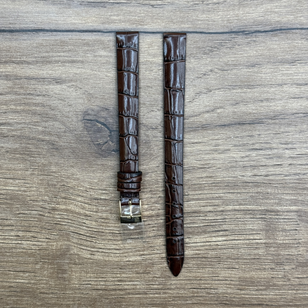 Ремешок для часов Frederique Constant из кожи теленка, темно-коричневый, длинный, с пряжкой, 12 мм Кожаные ремешки - стильные, надёжные и долговечные, способные составить достойную пару часам со стальным корпусом или часам из титана. Аксессуары из кожи не рекомендуется использовать в воде. У нас присутствуют только высококачественные материалы и оригинальный товар от производителя.