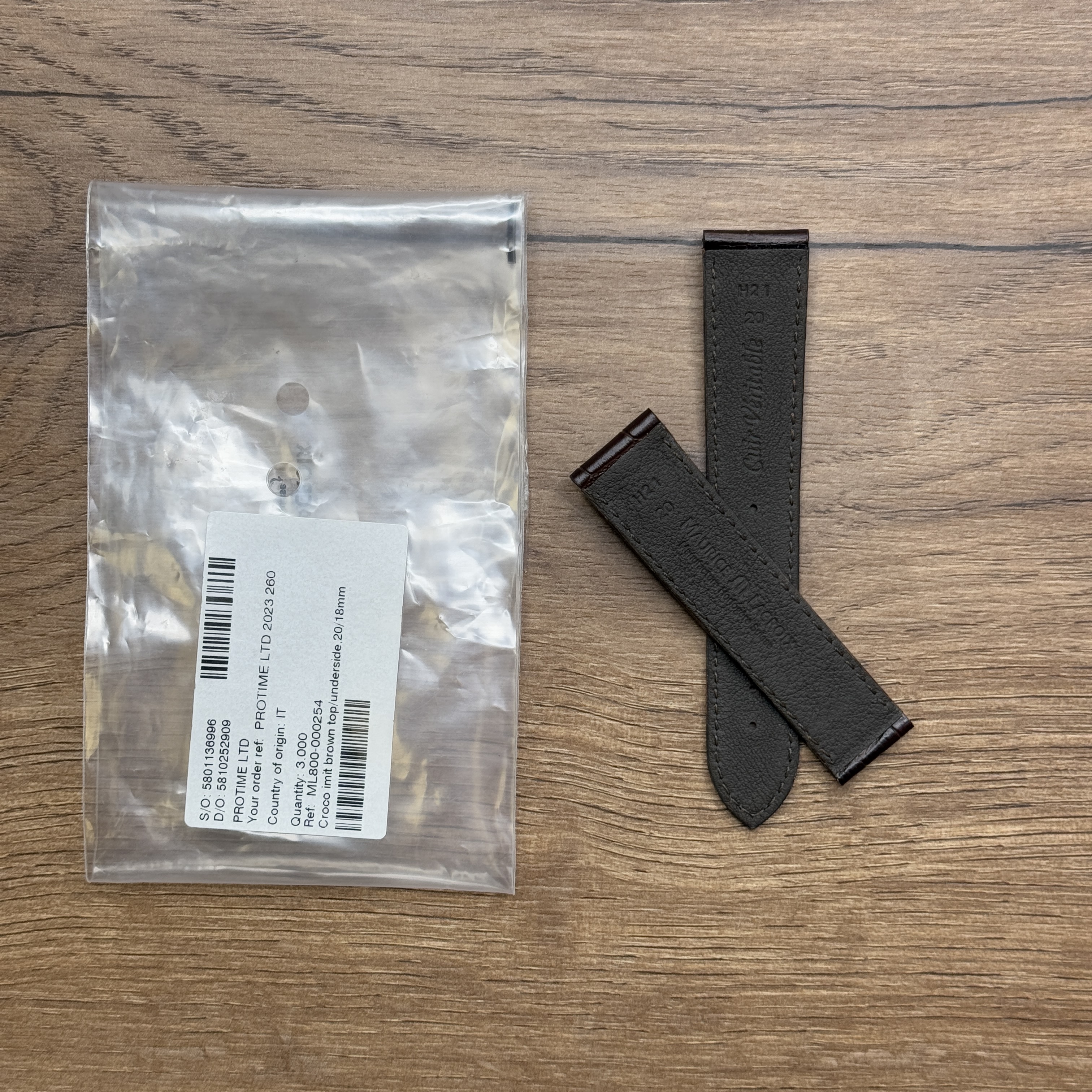 Ремешок для часов Maurice Lacroix из кожи теленка, имитация крокодила, коричневый, 20/18 мм Кожаные ремешки - стильные, надёжные и долговечные, способные составить достойную пару часам со стальным корпусом или часам из титана. Аксессуары из кожи не рекомендуется использовать в воде. У нас присутствуют только высококачественные материалы и оригинальный товар от производителя.