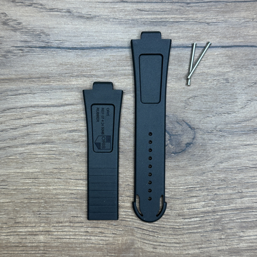 Ремешок для часов Oris из каучука, черный 07 4 24 50NB Каучуковые ремешки идеально подходят для активного образа жизни. Они легче и теплее металлических браслетов, а ощущаются на руке как вторая кожа. Большое преимущество каучука в том, что он не боится воды. У нас присутствуют только высококачественные материалы и оригинальный товар от производителя.