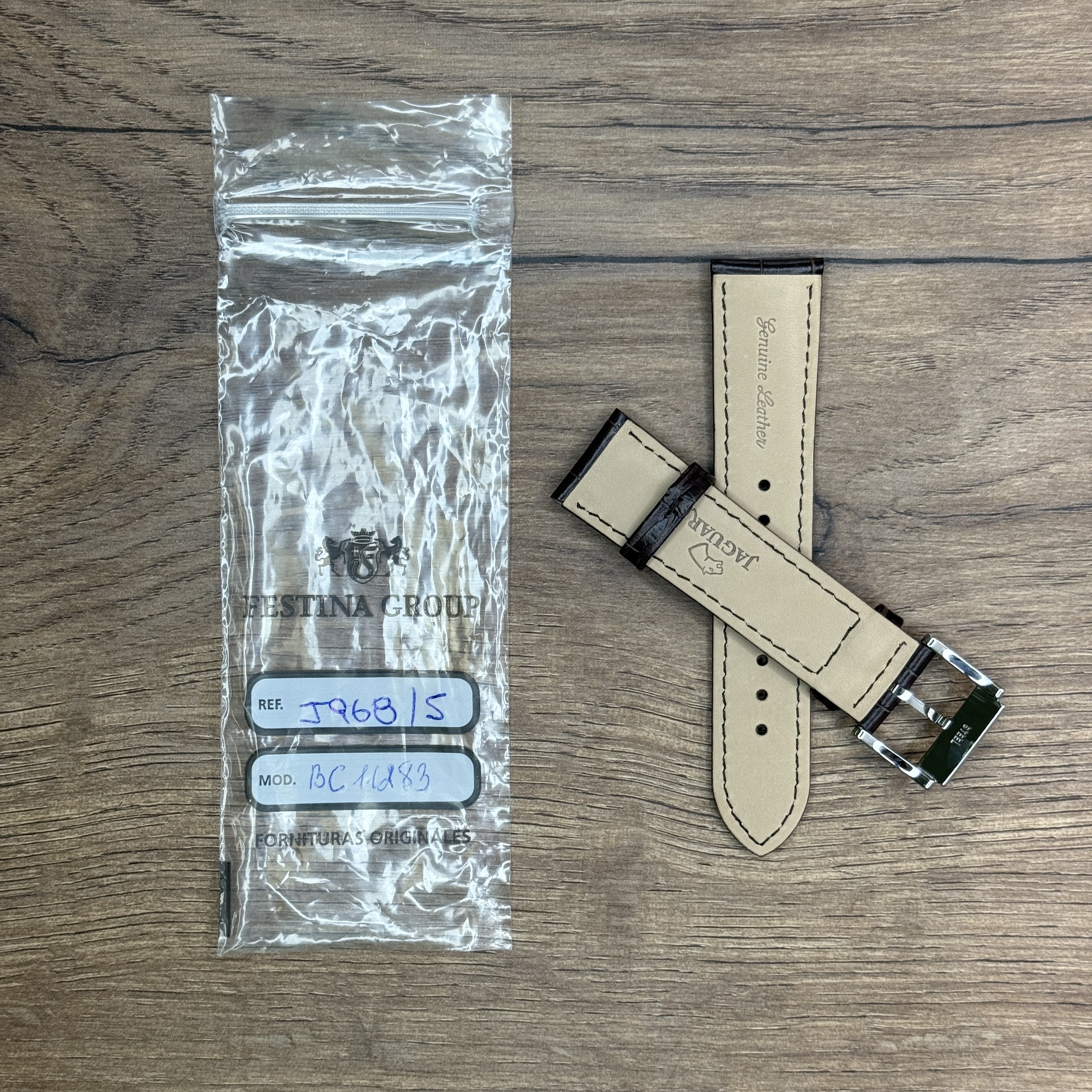 Ремешок для часов Jaguar из кожи теленка, темно-коричневый, для J968 Кожаные ремешки - стильные, надёжные и долговечные, способные составить достойную пару часам со стальным корпусом или часам из титана. Аксессуары из кожи не рекомендуется использовать в воде. У нас присутствуют только высококачественные материалы и оригинальный товар от производителя.