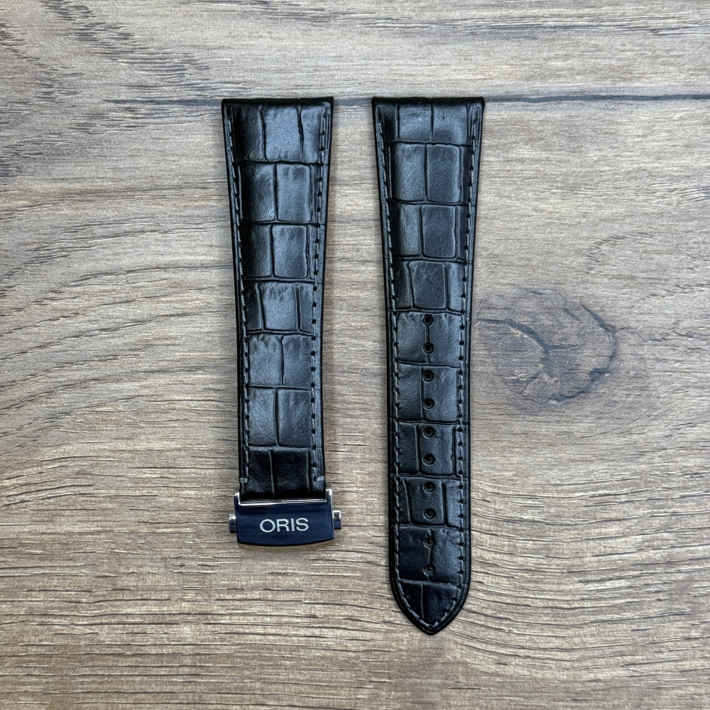 Ремешок для часов Oris из кожи черного цвета, с застежкой Кожаные ремешки - стильные, надёжные и долговечные, способные составить достойную пару часам со стальным корпусом или часам из титана. Аксессуары из кожи не рекомендуется использовать в воде. У нас присутствуют только высококачественные материалы и оригинальный товар от производителя.