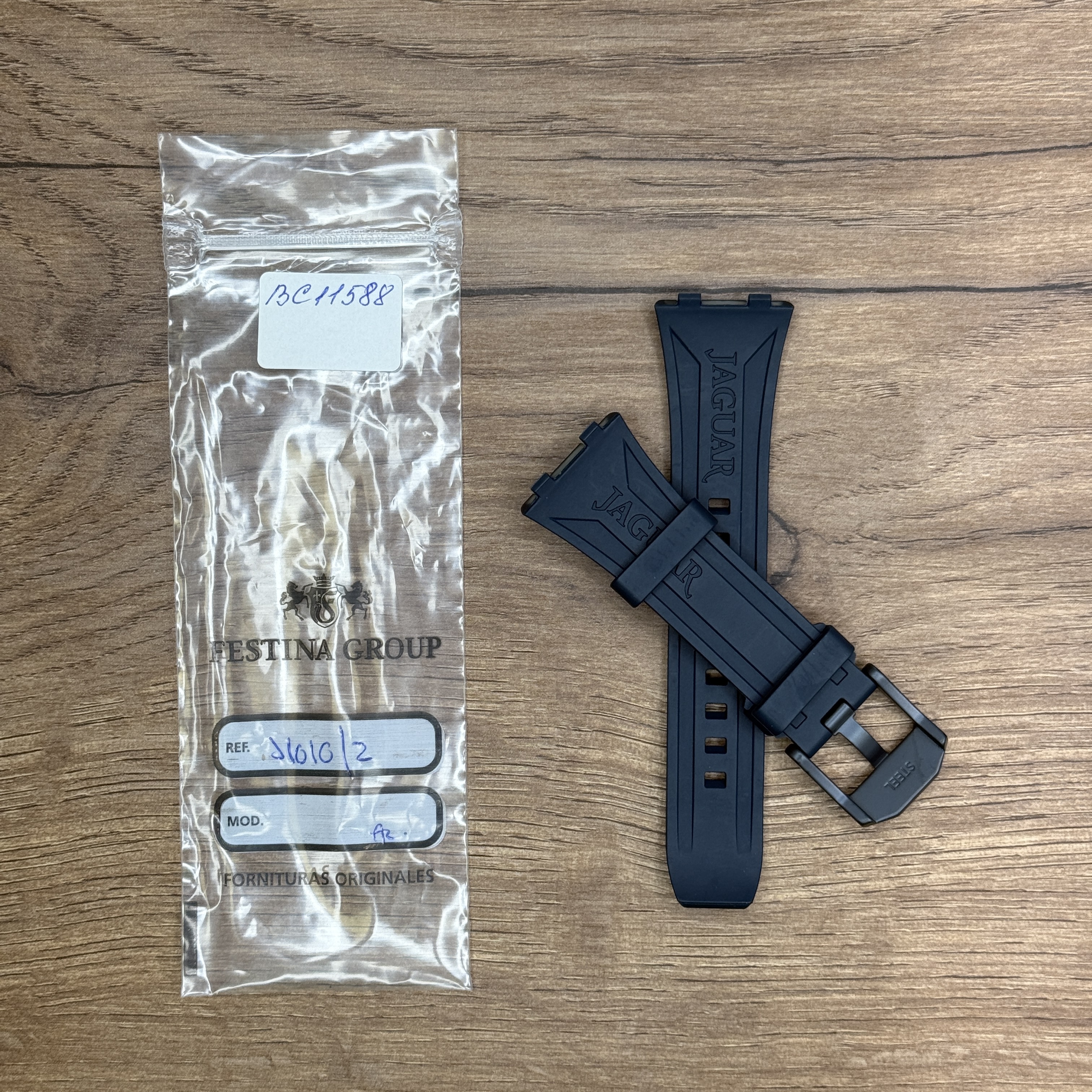 Ремешок для часов Jaguar из каучука, синий, для J1010/2 Каучуковые ремешки идеально подходят для активного образа жизни. Они легче и теплее металлических браслетов, а ощущаются на руке как вторая кожа. Большое преимущество каучука в том, что он не боится воды. У нас присутствуют только высококачественные материалы и оригинальный товар от производителя.
