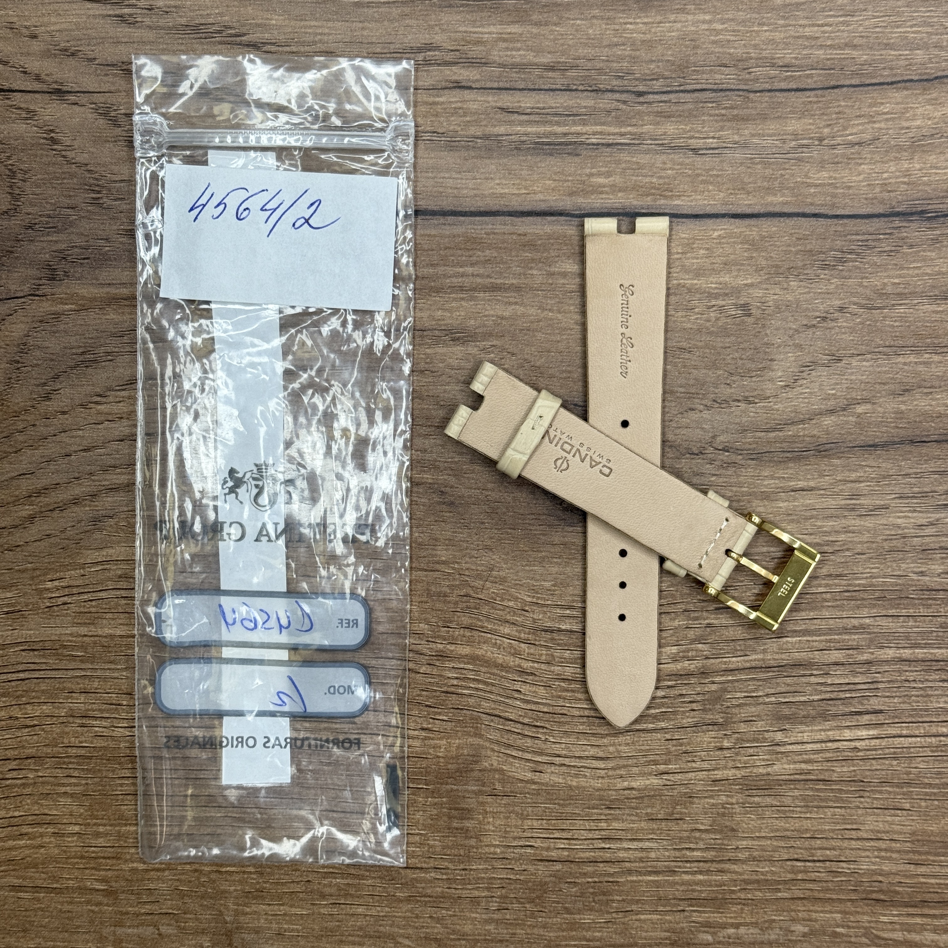 Ремешок для часов Candino из натуральной кожи, бежевый Кожаные ремешки - стильные, надёжные и долговечные, способные составить достойную пару часам со стальным корпусом или часам из титана. Аксессуары из кожи не рекомендуется использовать в воде. У нас присутствуют только высококачественные материалы и оригинальный товар от производителя.