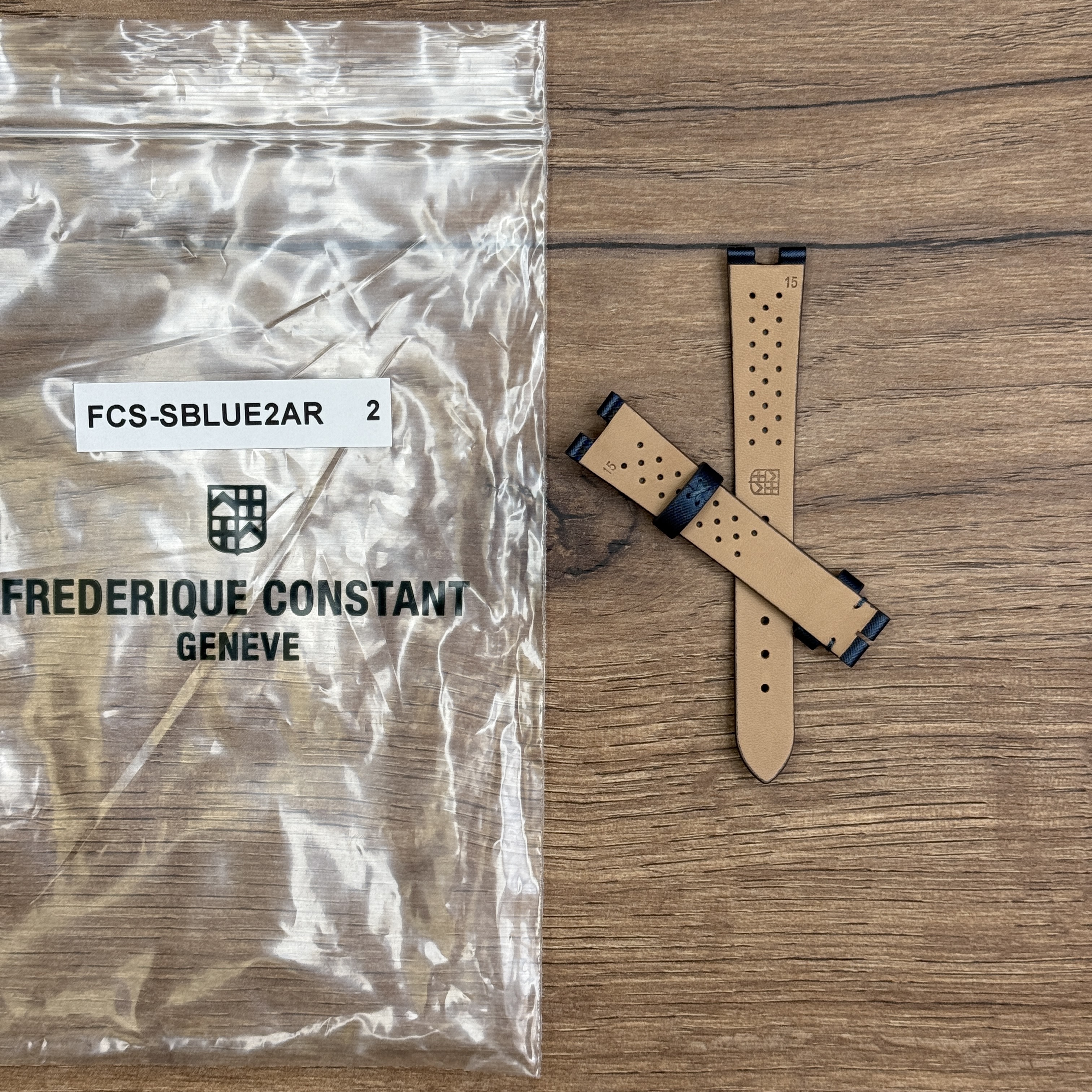 Ремешок для часов Frederique Constant из сатина, темно-синий, 15 x12 Сатиновые ремешки для часов универсальны и подходят как для повседневной носки, так и для вечерних выходов. Сатин - материал деликатный и при правильном и аккуратном обращении будет долго вас радовать, а его блеск придавать часам изысканный вид. Ремешки из сатина мягкие и гипоаллергенные, они не вызывают раздражения и комфортны при длительном ношении. У нас присутствуют только высококачественные материалы и оригинальный товар от производителя.
