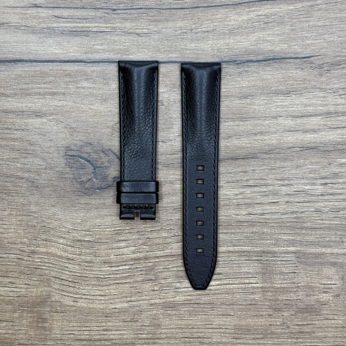 Ремешок для часов Maurice Lacroix из кожи теленка, черный, 20/18 мм Кожаные ремешки - стильные, надёжные и долговечные, способные составить достойную пару часам со стальным корпусом или часам из титана. Аксессуары из кожи не рекомендуется использовать в воде. У нас присутствуют только высококачественные материалы и оригинальный товар от производителя. 