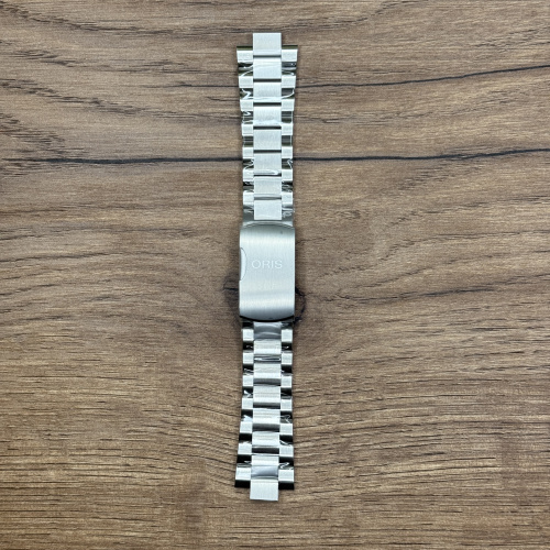 Браслет для часов Oris из нержавеющей стали
проверяй концевики Главное преимущество металлических браслетов – долговечность и практичность. Браслет всегда можно отдать на полировку и чистку, вернув ему первозданный вид. Также они всегда выглядят более эффектно, так как являются неким продолжением ваших часов. Нержавеющая сталь отличается высокой прочностью к царапинам и износостойкостью. У нас присутствуют только высококачественные материалы и оригинальный товар от производителя. 