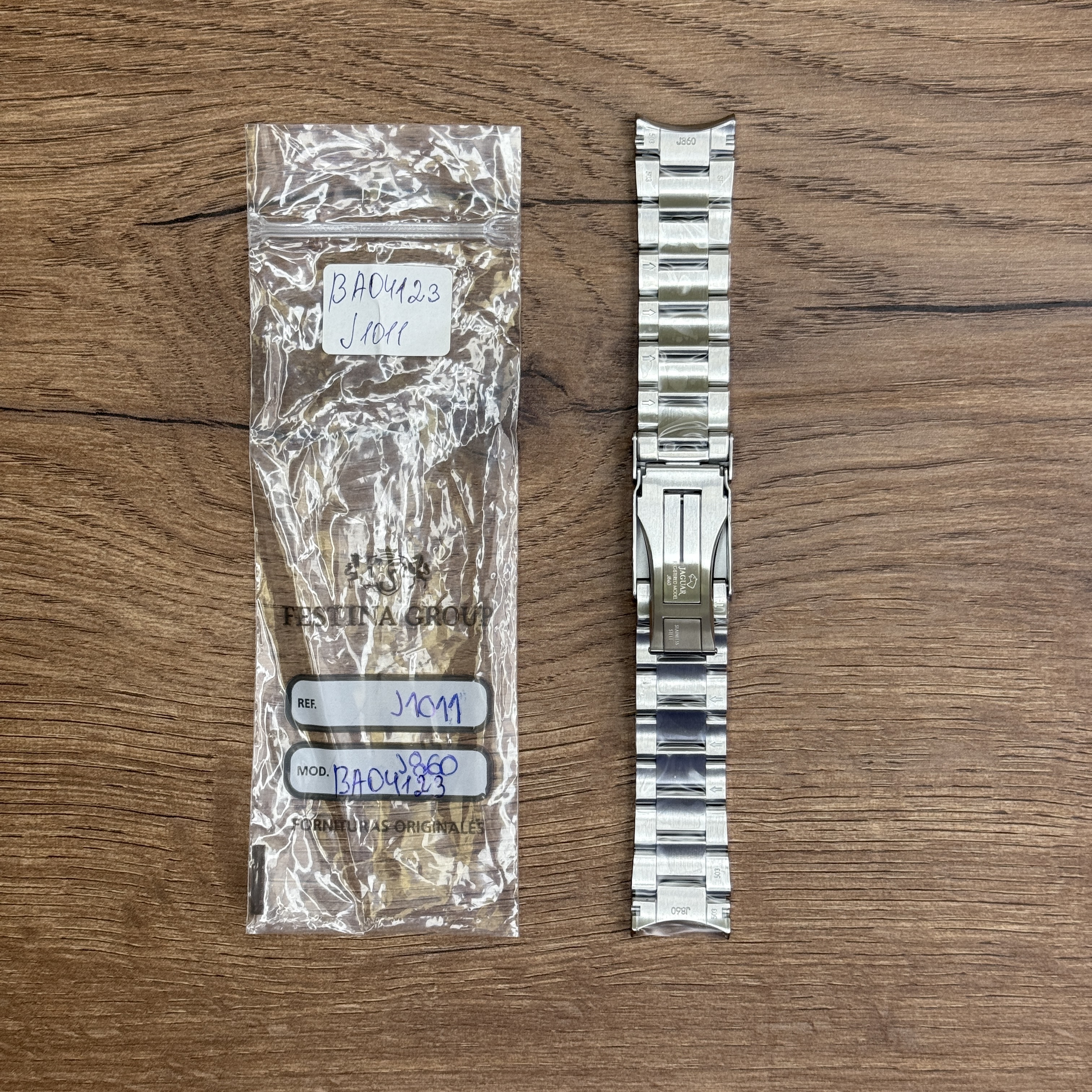 Браслет для часов Jaguar из нержавеющей стали, для J860.J861,J886. J888. J1011 Главное преимущество металлических браслетов – долговечность и практичность. Браслет всегда можно отдать на полировку и чистку, вернув ему первозданный вид. Также они всегда выглядят более эффектно, так как являются неким продолжением ваших часов. Нержавеющая сталь отличается высокой прочностью к царапинам и износостойкостью. У нас присутствуют только высококачественные материалы и оригинальный товар от производителя