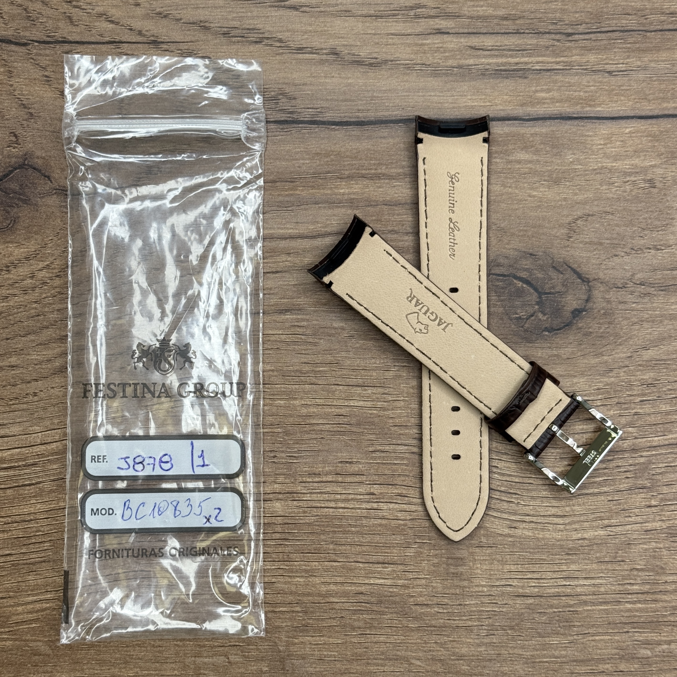 Ремешок для часов Jaguar из кожи теленка, коричневый, J878 Кожаные ремешки - стильные, надёжные и долговечные, способные составить достойную пару часам со стальным корпусом или часам из титана. Аксессуары из кожи не рекомендуется использовать в воде. У нас присутствуют только высококачественные материалы и оригинальный товар от производителя.