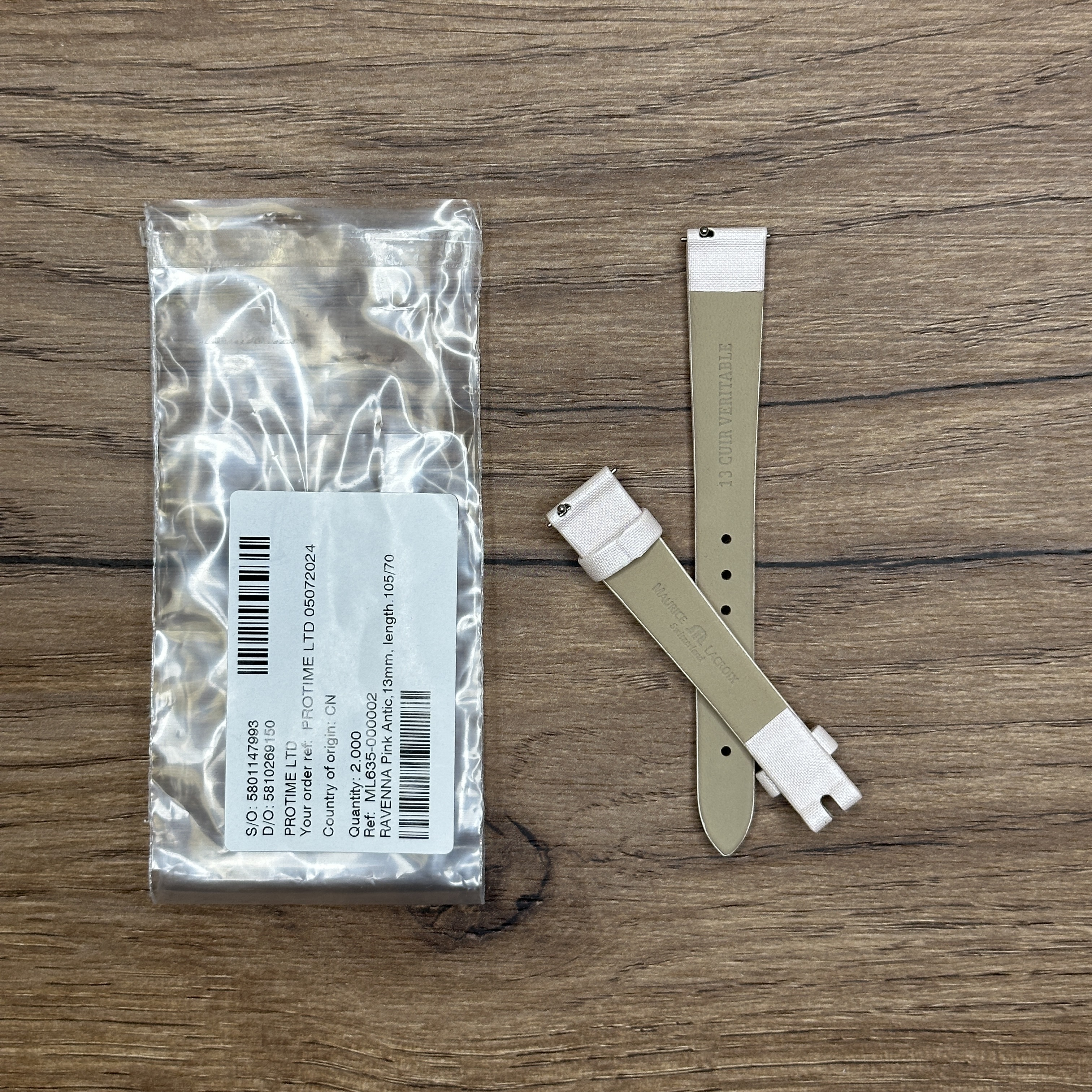 Ремень Maurice Lacroix, из кожи теленка, розовый, 13mm Кожаные ремешки - стильные, надёжные и долговечные, способные составить достойную пару часам со стальным корпусом или часам из титана. Аксессуары из кожи не рекомендуется использовать в воде. 
У нас присутствуют только высококачественные материалы и оригинальный товар от производителя.

