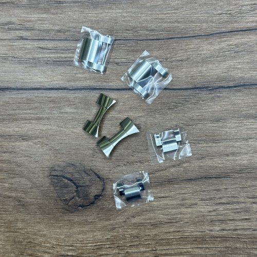 Дополнительные и концевые звенья для браслетов Oris в ассортименте Оригинальный товар от производителя. Обращайтесь для подбора или заказа звеньев для своих часов. В наличии много вариантов.